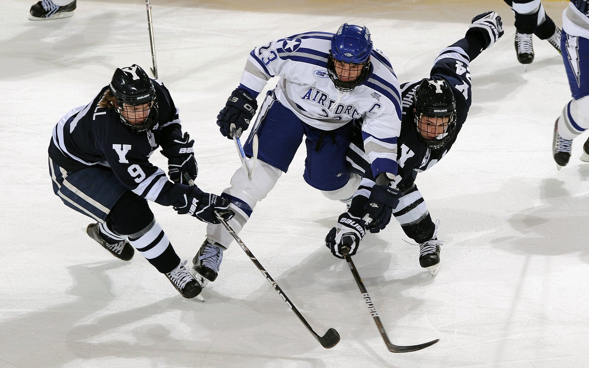篮球场地智能维护机器人首次实地测试，智能化篮球场